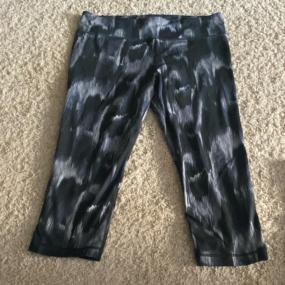 Under Armour Size Large Cropped Black and Gray All Season Activewear